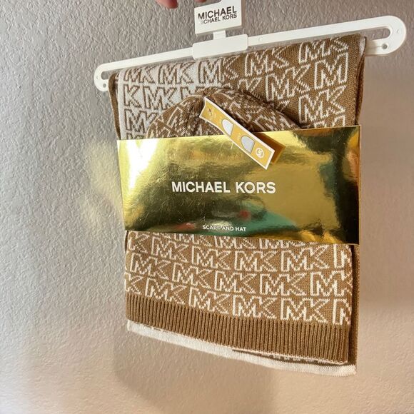 4/$100 Michael Kors Gold Logo Reversible Scarf and Hat Set NWT - Picture 1 of 11